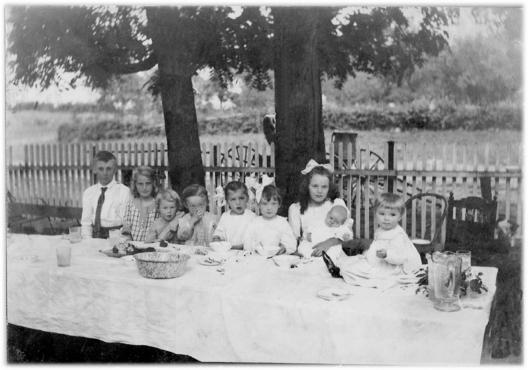 Picnic: Foster and Kearney children, about 1910