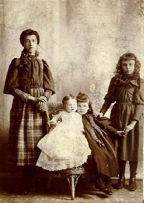 Elmira M. Ellis Collins and Children, c. 1901